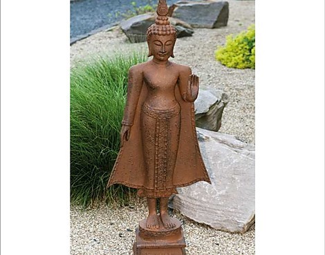 Buddha stehend auf Sockel - Buddha
